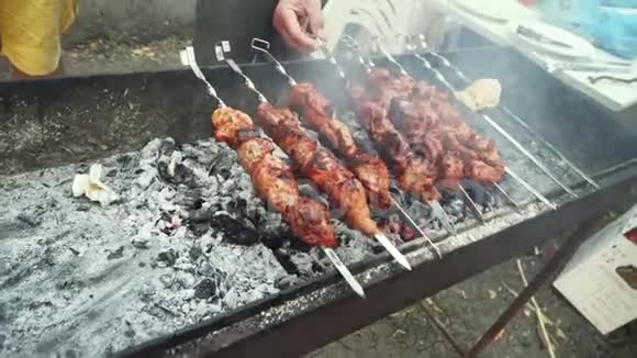 在烤架上做烤串肉串上的肉煤的烟雾美味的食物慢动作视频的预览图