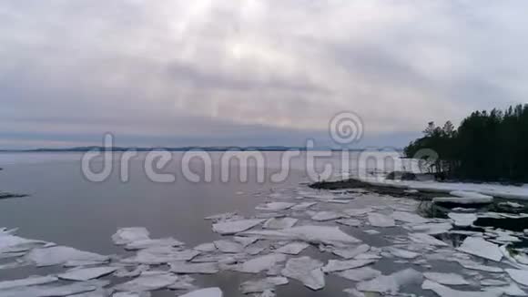 白海冲浪开放的水海海景从鸟的视野视频的预览图
