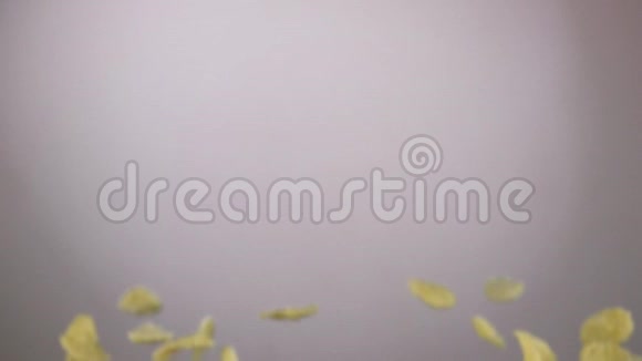 谷物玉米片在白色背景上飞舞视频的预览图