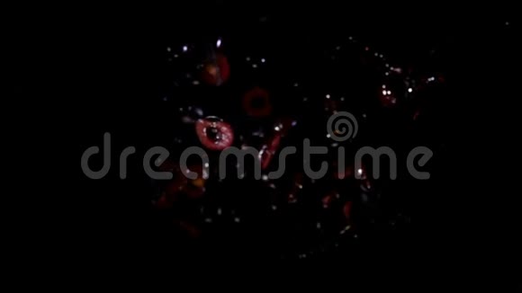 半个樱桃在黑色背景上溅出果汁视频的预览图