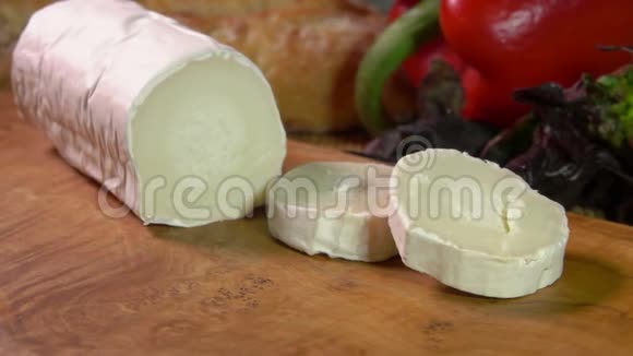 桑特莫雷德图林山羊奶酪掉在木板上视频的预览图