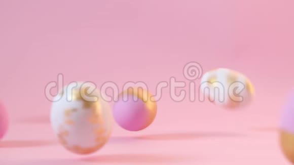 金色粉色白色花纹彩色木蛋随意落在粉色背景上快乐复活节概念慢动作视频视频的预览图
