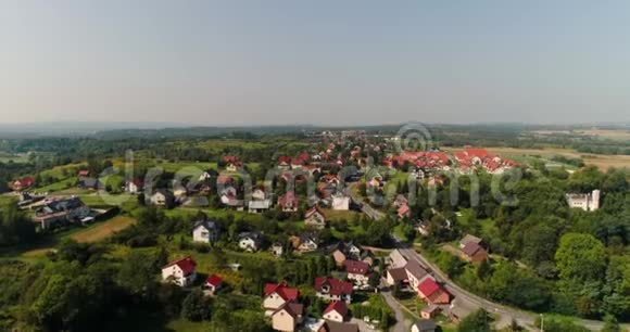 小村庄的空中景观从上面看视频的预览图