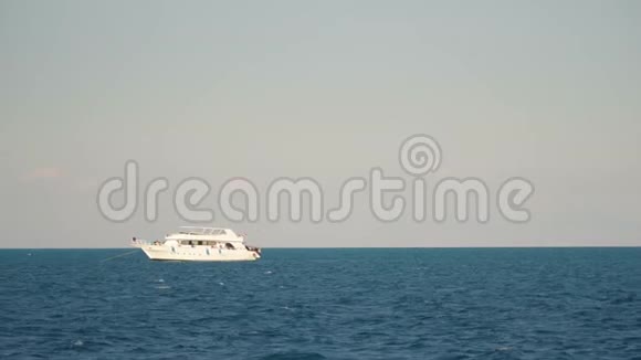 白色游艇停泊在海上埃及红海视频的预览图