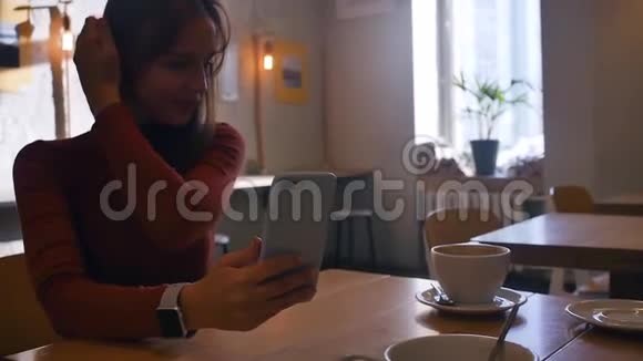 快乐的女人用智能手机说话听声音信息女孩在咖啡馆里使用移动语音控制做生意视频的预览图