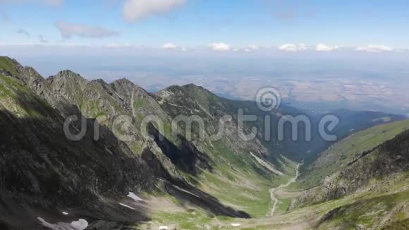 从法加拉斯山脉到特兰西瓦尼亚高原罗马尼亚晴天视频的预览图