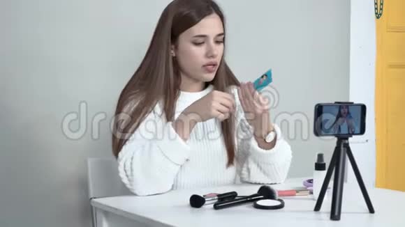 坐在手机前的女孩展示了一管奶油侧视视频的预览图