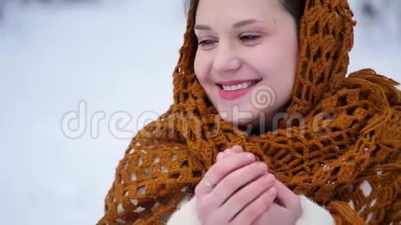 一位在户外散步的年轻女子在冬天的公园里呼吸以保暖的肖像慢慢视频的预览图