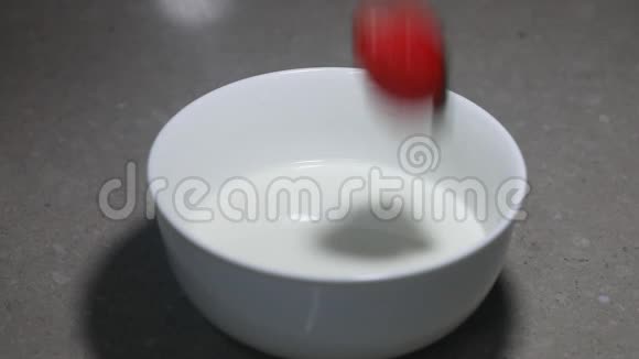 草莓慢慢地掉进牛奶碗里视频的预览图
