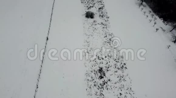 空中射击覆盖着雪的土地视频的预览图