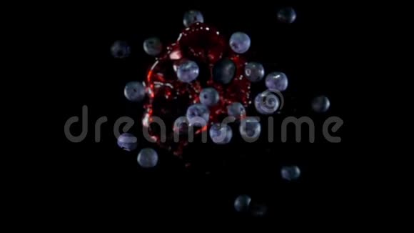蓝莓在黑色背景上随着果汁的飞溅而飞起来视频的预览图