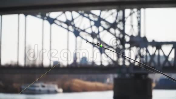 特写镜头钓竿旋转有一口咬人铁路桥梁的背景视频的预览图