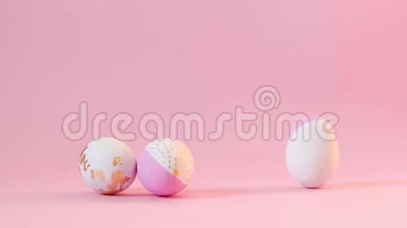 复活节快乐最小的概念与金蛋图案滚动在粉红色的背景视频的预览图