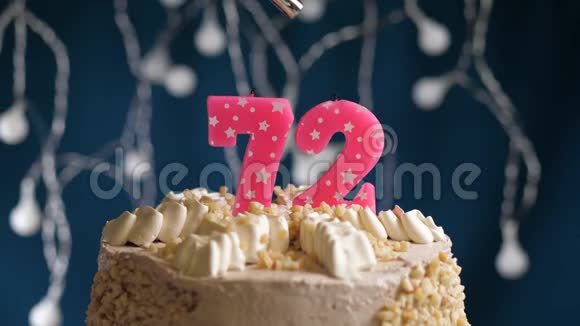 生日蛋糕72个数字燃烧由较轻的粉红色蜡烛在蓝色的背面蜡烛被点燃了慢动作视频的预览图