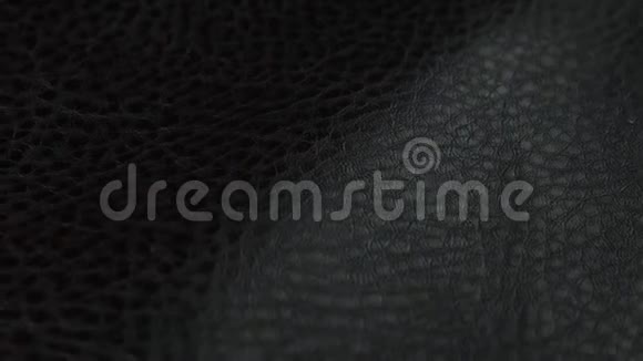 黑色皮革纹理背景股票镜头用一个滑动的摄像机视频的预览图