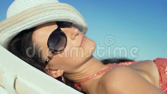 年轻的美女享受暑假海滩放松夏天在热带视频的预览图