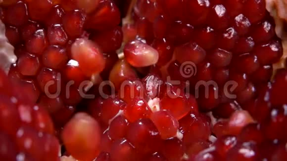 接近多汁的成熟红石榴籽落在切好的水果上视频的预览图