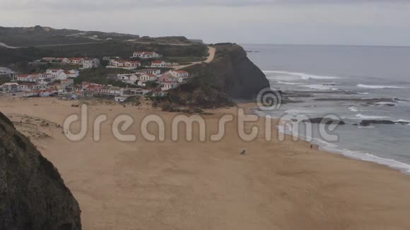 葡萄牙辛特拉的普拉亚杜金乔海滩视频的预览图