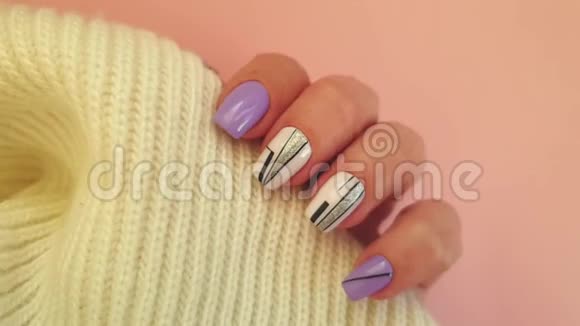 女手指甲漂亮的设计风格装饰指甲创意毛衣服装视频的预览图