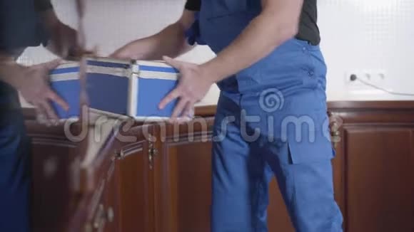 年轻的红发白种人拿着工具箱打开洗衣机往里看修理工开始执行视频的预览图