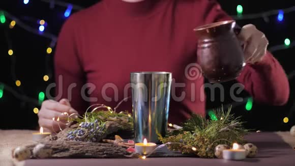 传统饮料一个女孩用鸡蛋牛奶和香料准备全国圣诞鸡尾酒蛋酒视频的预览图