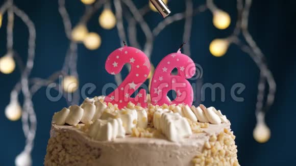 生日蛋糕有26个数字由较轻的粉红色蜡烛在蓝色的背景上燃烧蜡烛被点燃了慢动作视频的预览图