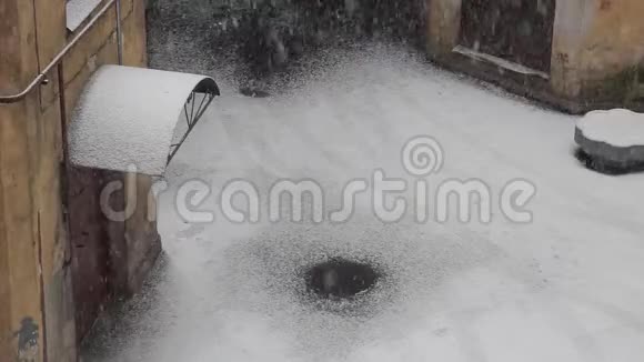 房子的庭院里大雪纷飞视频的预览图