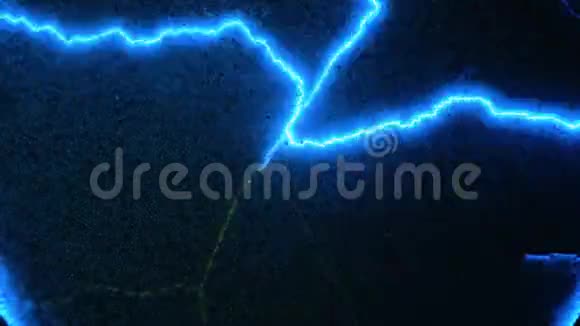 抽象的蓝色闪电通过空气传输电能无线传输电能视频的预览图