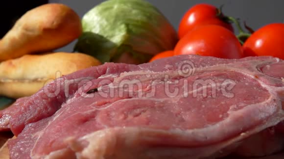 混合香料正落在蔬菜背景下的猪肉牛排上视频的预览图