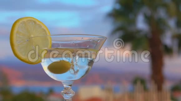 一颗青橄榄掉进杯里杯中有马提尼和柠檬片视频的预览图