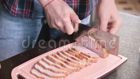 人在厨房里用大刀把肉切成片特写视频的预览图