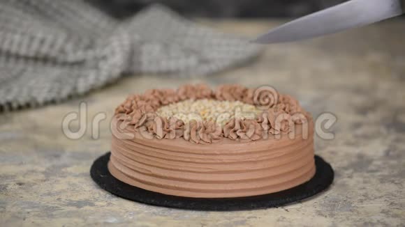 带坚果的美味巧克力蛋糕用菜刀切巧克力蛋糕视频的预览图