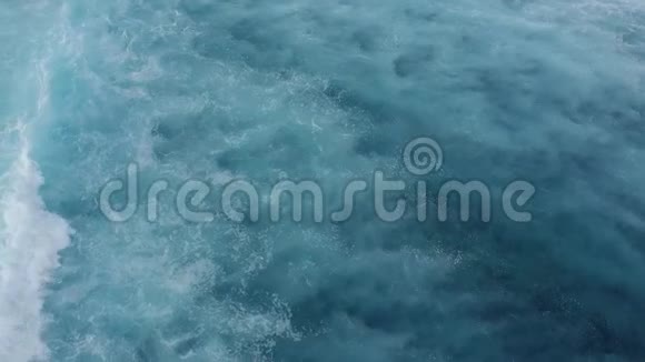 海面巨浪的俯视图起泡和飞溅的慢镜头视频的预览图