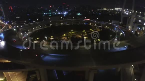 在立交桥上移动的交通镜头上海中国视频的预览图