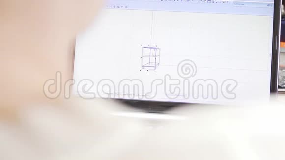 设计师设计在一个建筑工作室一个电脑屏幕的特写从背后的人工程师视频的预览图