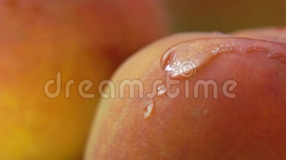 一滴水慢慢地流下来把桃子的表面封闭起来视频的预览图