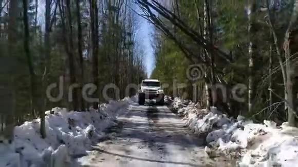 冬季全地形车在森林里跋涉视频的预览图