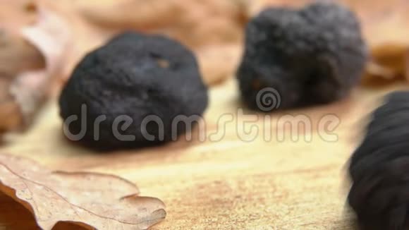 奢华的黑松露蘑菇正在木质表面滚动视频的预览图