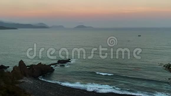 顶部可见岩石海岸悬崖峭壁波浪翻滚到岸边海沫4k视频的预览图