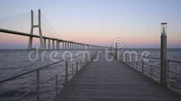 日落时从码头可看到庞特瓦斯科达伽马大桥视频的预览图