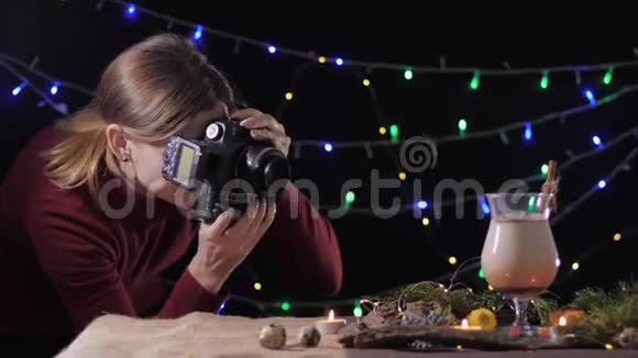 专业摄影师在拍摄传统鸡尾酒蛋酒的反射相机过程中视频的预览图