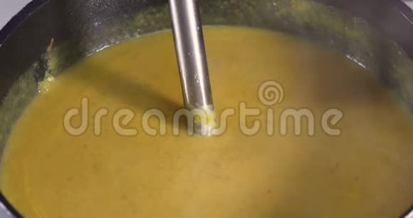 一个女人把现成的奶油汤和一个手搅拌锅快关门健康饮食观念视频的预览图
