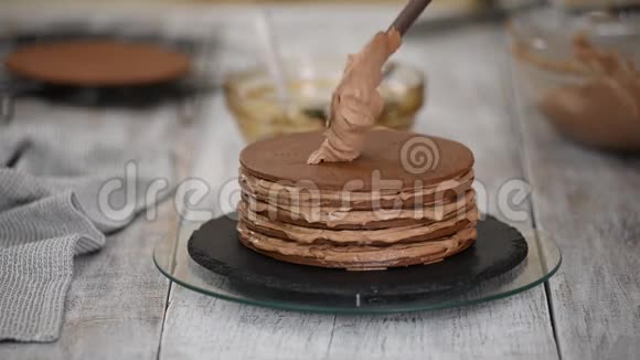 一步一步糕点厨师制作巧克力层蛋糕与修剪填充糖果师把奶油放在蛋糕上视频的预览图