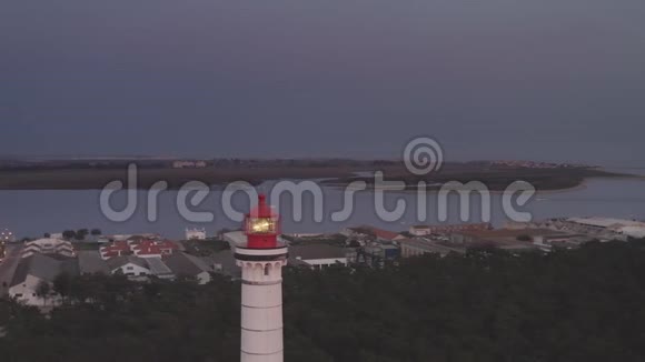 空中无人机视频维拉真实圣安东尼奥市灯塔法罗尔和体育场在葡萄牙日落视频的预览图
