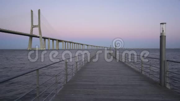 日落时从码头可看到庞特瓦斯科达伽马大桥视频的预览图