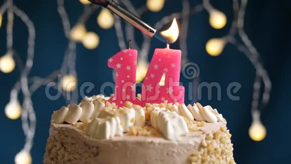 生日蛋糕14个数字燃烧由较轻的粉红色蜡烛在蓝色的背面蜡烛被点燃了慢动作视频的预览图