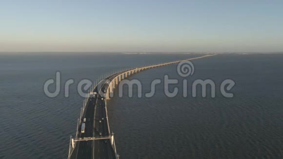 空中无人机视频庞瓦斯科达伽马桥与汽车通过视频的预览图
