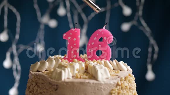 生日蛋糕16个数字燃烧由较轻的粉红色蜡烛在蓝色的背景蜡烛被点燃了慢动作视频的预览图