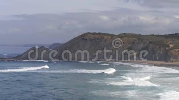 阿尔杰祖尔海滩海浪拍打背景是海崖视频的预览图