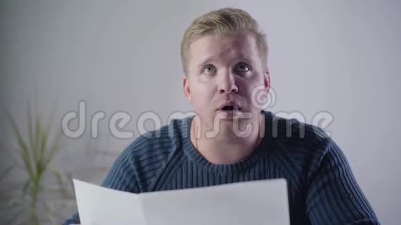 一个愤怒的白人男人的特写镜头看着文件扔掉文件富商有问题视频的预览图